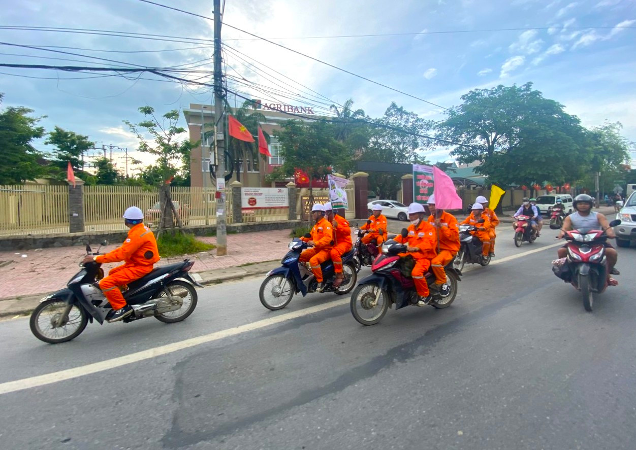Giám đốc Công ty Điện lực Nghệ An cho biết, việc tuyên truyền này bước đầu đã có hiệu quả. Người dân trên địa bàn đã cùng chung tay tiết giảm điện, tắt các thiết bị điện không cần thiết. “Trên các tuyến đường trước đây các bảng biển quảng cáo, các đèn đường bật sáng liên tục. Sau khi tuyên truyền thì đã được tắt bớt để tiết kiệm điện. Các quán hàng cũng tắt các bảng biển quảng cáo không cần thiết. Việc này là cần thiết và đã có hiệu quả”, ông Hiển chia sẻ.