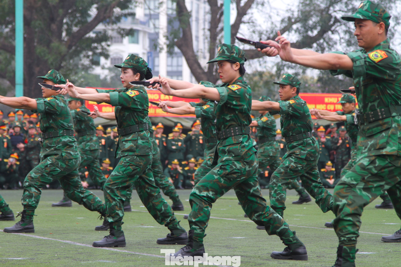 Các chiến sỹ, cán bộ Bộ đội Biên phòng tỉnh Nghệ An đồng diễn võ thuật dao găm.