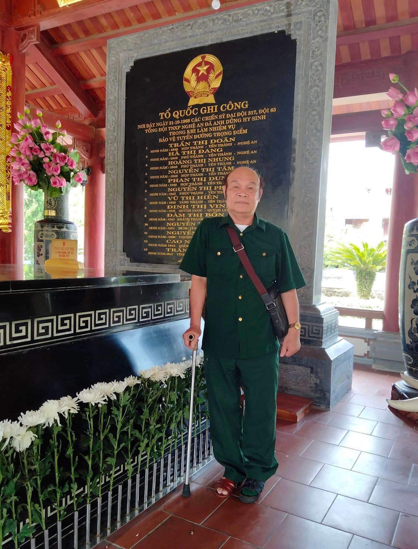 Trong những du khách về hành hương có nhiều du khách đặc biệt. Trong đó có nữ Tiểu đội trưởng Trần Thị Thông (người duy nhất sống sót trong 14 thanh niên xung phong của Đại đội 317 trong trận bom ác liệt sáng sớm 31/10/1968) và thương binh hạng 1/4 Lê Long Triệu (trú TP. Hạ Long, Quảng Ninh) về thắp hương cho các đồng đội của mình.