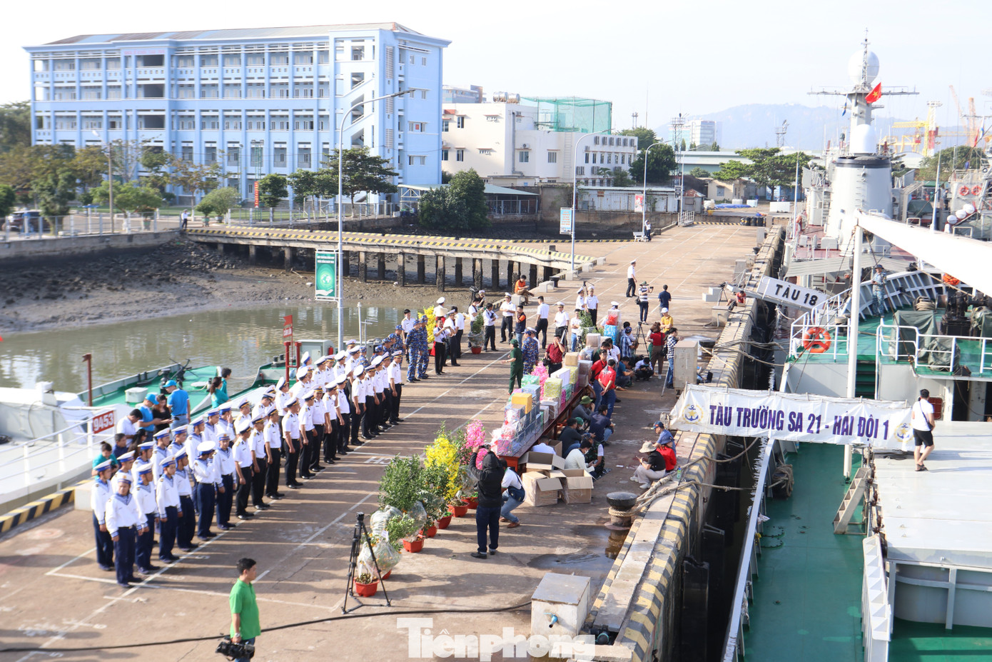 Lãnh đạo, cán bộ, chiến sỹ Vùng 2 Hải quân và phóng viên lên tàu chúc Tết Nhà giàn DK1 và các lực lượng làm nhiệm vụ trên biển.
