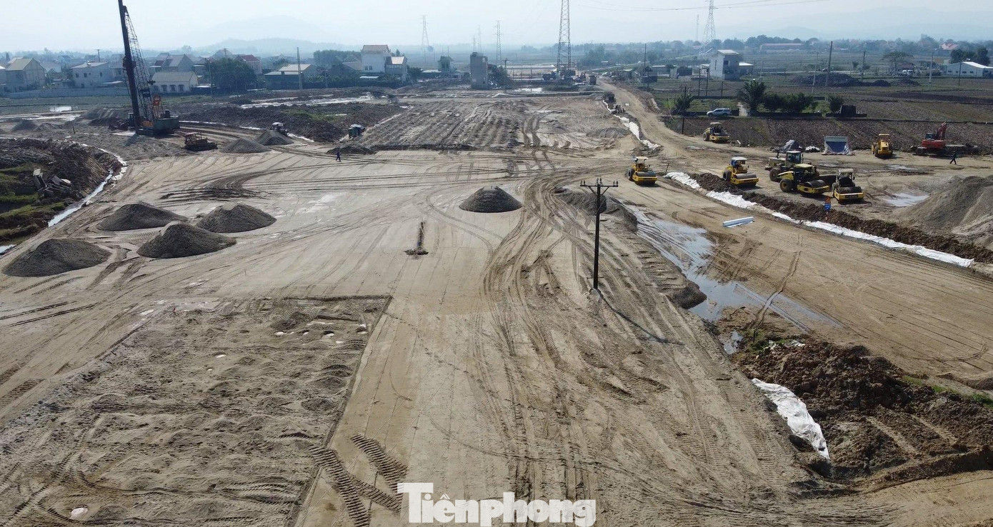 Qua kiểm tra thực tế tại công trường dự án này vào chiều 10/12, Phó Thủ tướng Lê Văn Thành ghi nhận các bộ, ngành, địa phương, các nhà thầu, đơn vị thi công đã có nhiều nỗ lực và đạt những kết quả, chuyển biến tích cực trên công trường. Dù vẫn bị ảnh hưởng bởi dịch bệnh nhưng việc thi công xây dựng đường cao tốc vẫn bảo đảm tiến độ dự án theo kế hoạch.