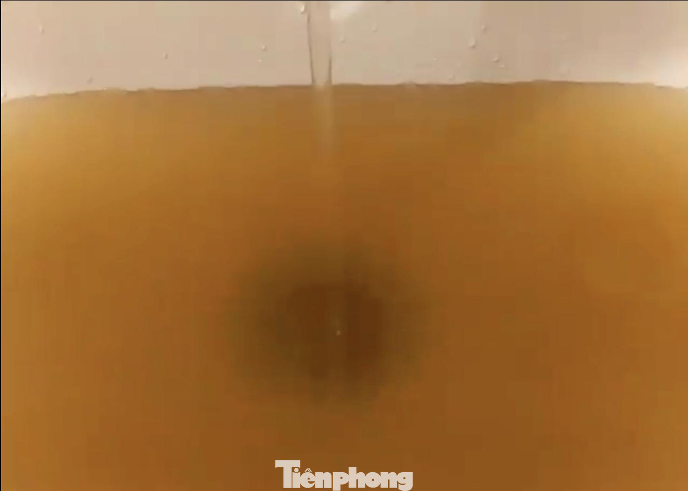 Trước mắt, Công ty CP Cấp nước Nghệ An cho biết, đang liên hệ với nhiều đơn vị để thuê xe téc nhằm cung cấp nước cho các hộ dân bị ảnh hưởng. Đồng thời khoanh vùng và tạm khóa van nước khu vực nước bị bẩn.