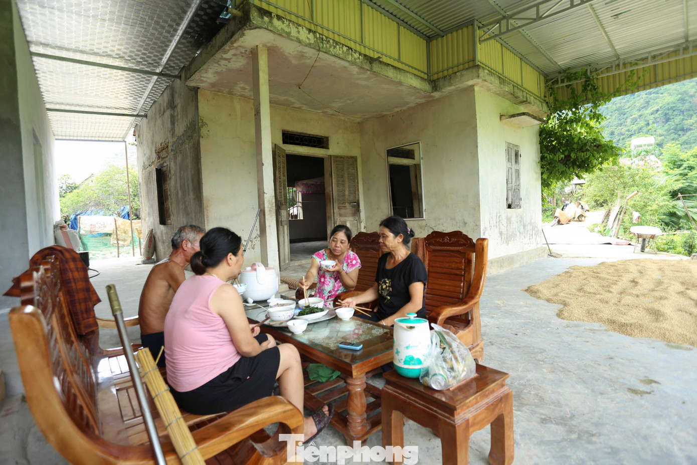 Bữa cơm của gia đình bà Lan lâu nay phải dọn ngoài sân.