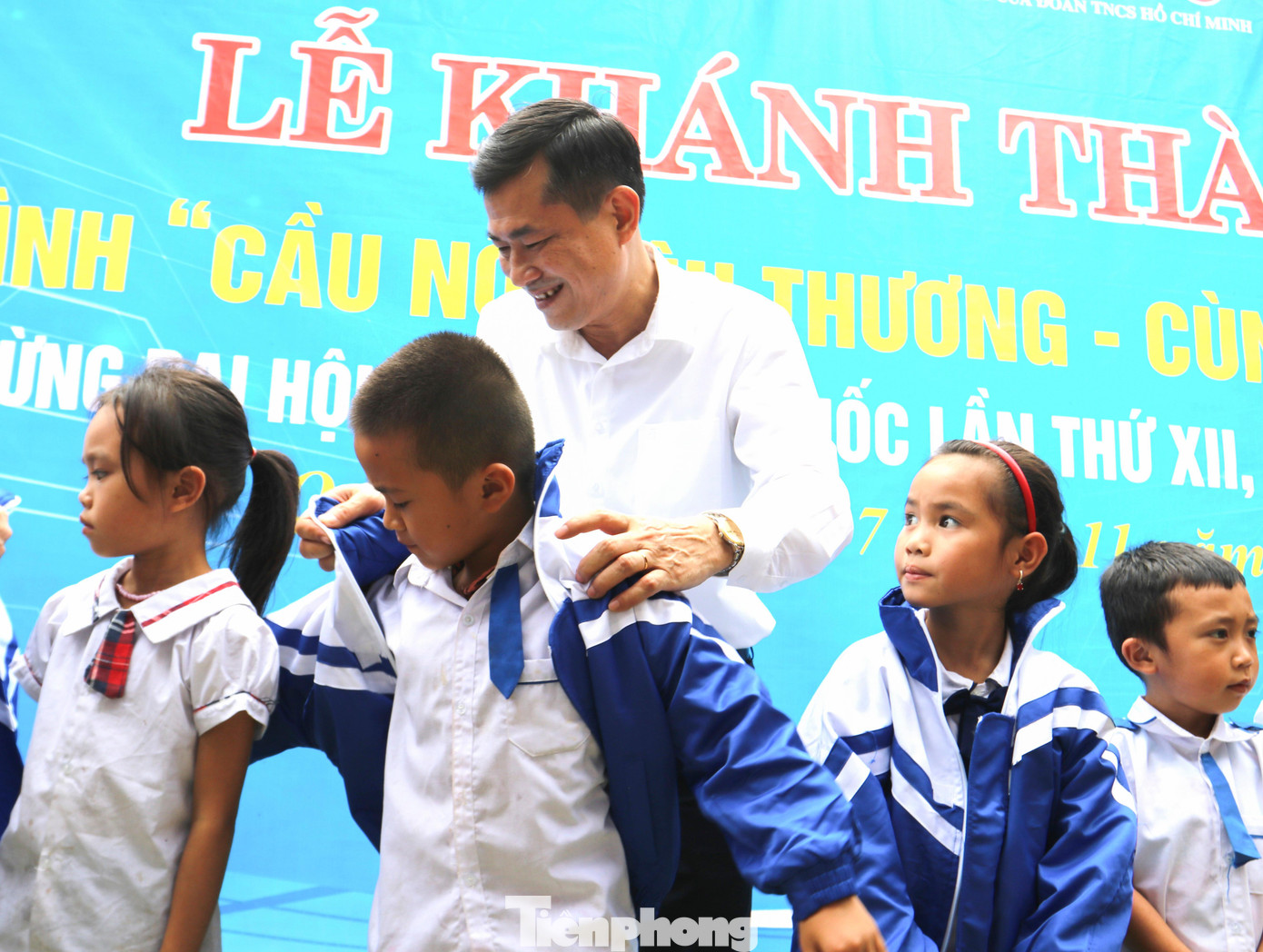 GS.TS Thái Văn Thành trao áo khoác tặng các em học sinh tại lễ khánh thành.