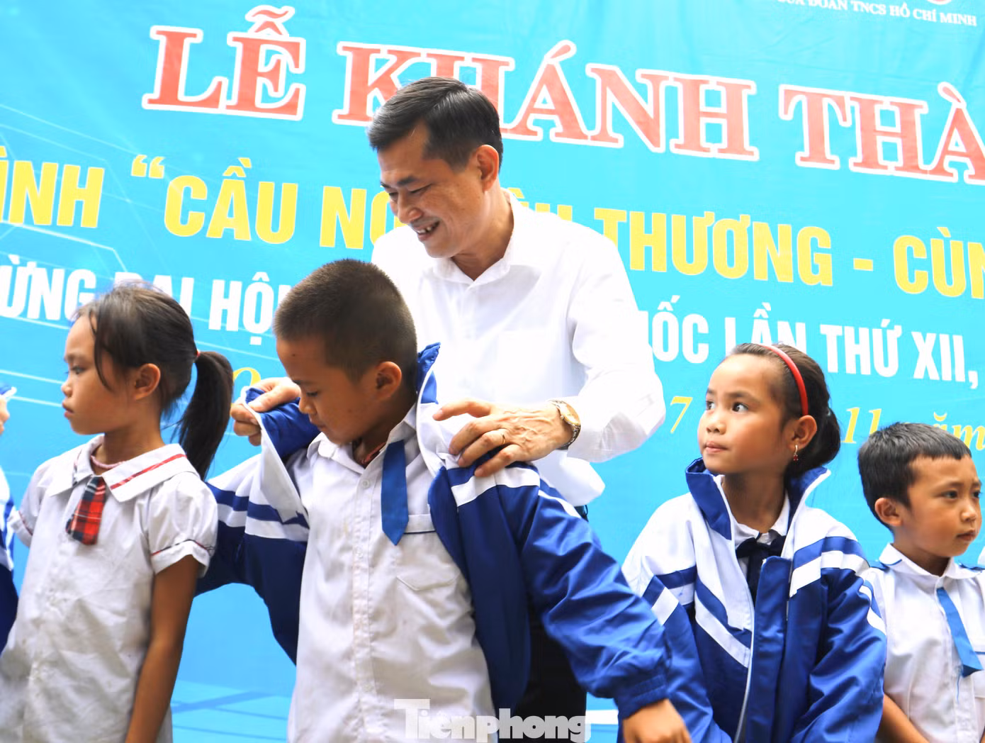 GS.TS Thái Văn Thành trao áo khoác tặng các em học sinh tại lễ khánh thành. GS.TS Thái Văn Thành trao áo khoác tặng các em học sinh tại lễ khánh thành.
