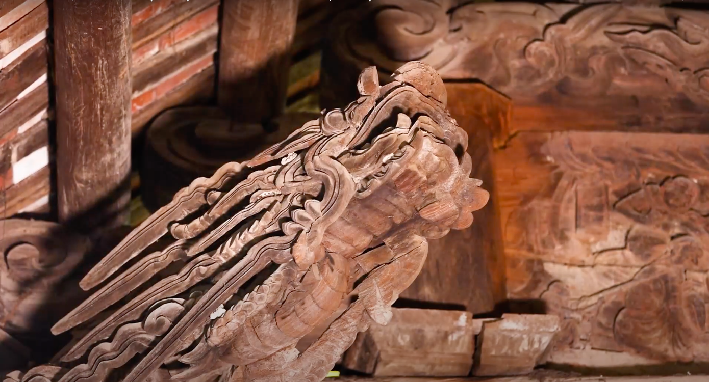 Trên các cột gỗ đều được trang trí dày đặc, kỹ thuật chạm khắc tinh xảo, đề tài phong phú, đa dạng.