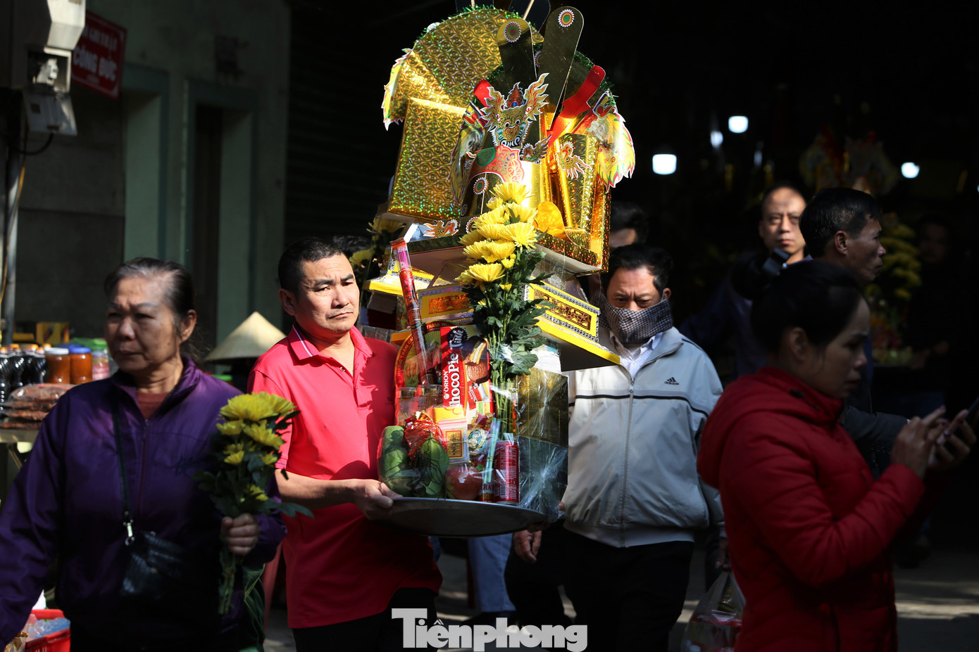 Du khách đến đền hành hương, cầu tài lộc đầu năm thường tự chuẩn bị các mâm lễ đồ sộ bánh kẹo, hoa quả, tiền vàng.