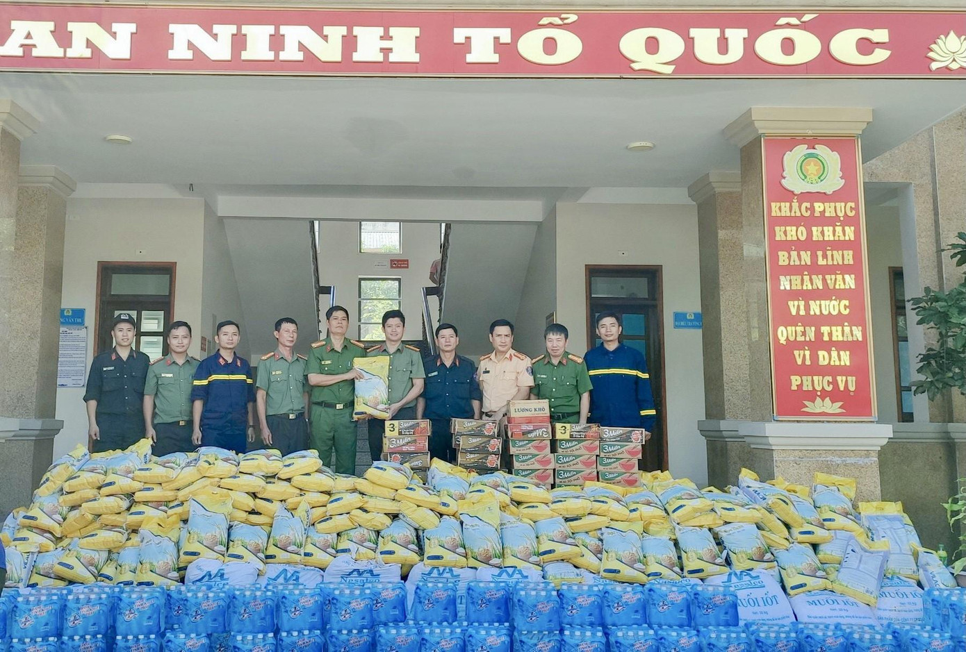 Đoàn Thanh niên Công an tỉnh Nghệ An cũng đã trao 2 tấn gạo, 700kg muối iot trắng, mì tôm, nước ngọt... cho bà con vùng lũ quét.