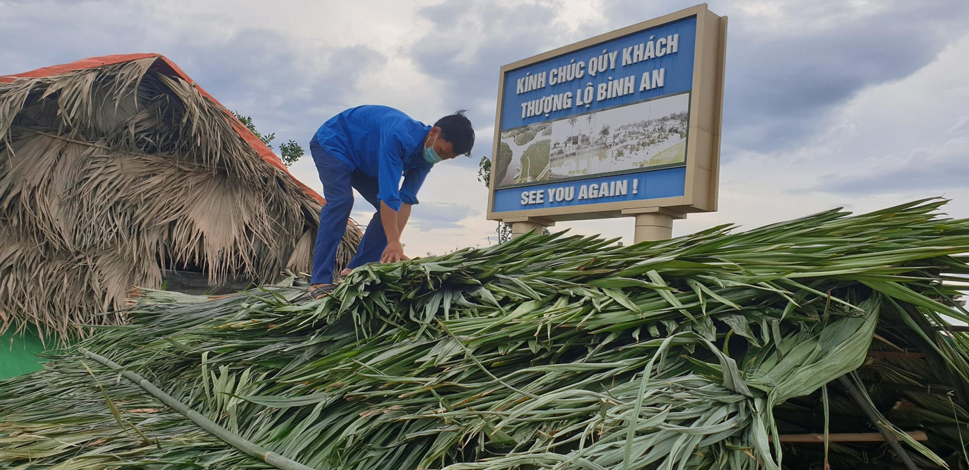 Thời tiết nắng nóng, mái lợp lá cọ phần nào giảm nhiệt, đảm bảo sức khỏe cho các lực lượng tại điểm chốt.