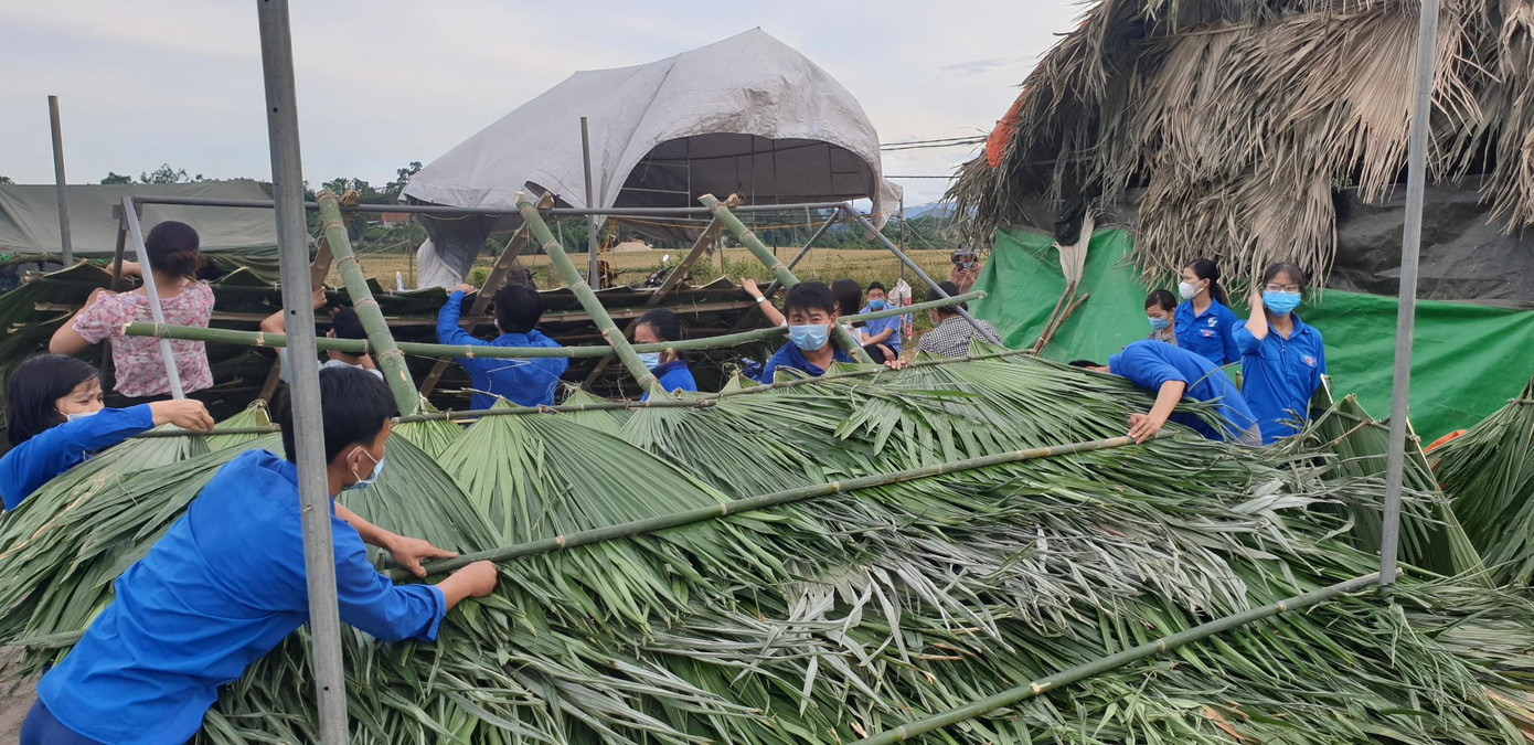 Ở huyện Thanh Chương (Nghệ An) và nhiều địa phương nông thôn khác, lá cọ được sử dụng nhiều trong việc làm mái lợp che nắng, che mưa hữu hiệu.