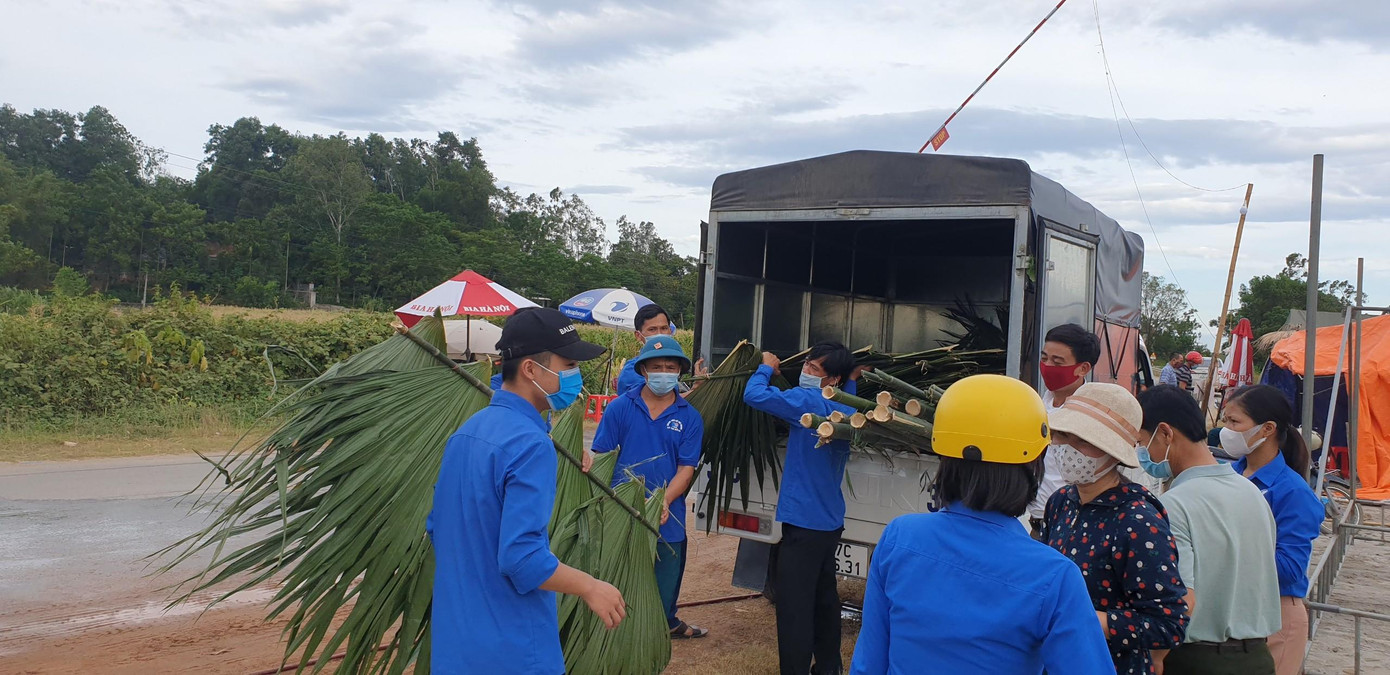 Hoàn thành các công đoạn ban đầu, đoàn viên thanh niên cùng người dân dùng xe ô tô vận chuyển mái lợp lá cọ đến các điểm chốt.