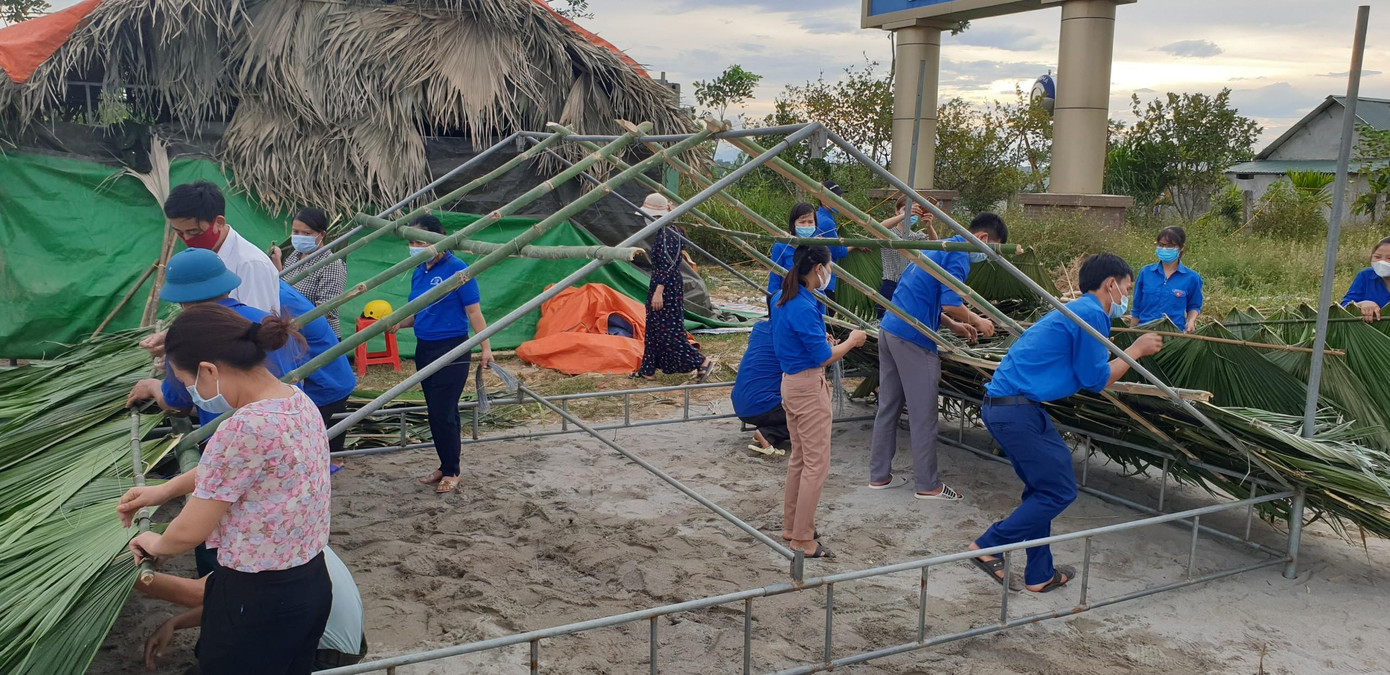 Đoàn viên, thanh niên và phụ nữ xã Thanh Hương, huyện Thanh Chương (Nghệ An) cùng dựng nhà mái cọ tại điểm chốt ở xã Đại Đồng của huyện này.