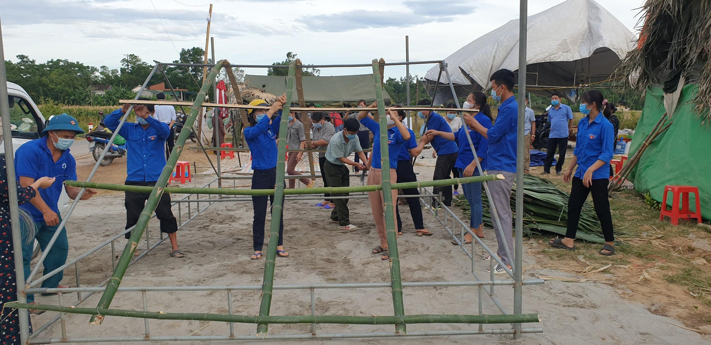 Những cây tre được đốn ngắn, đo kích thước kỹ càng để đoàn viên thanh niên dùng làm mái lợp.