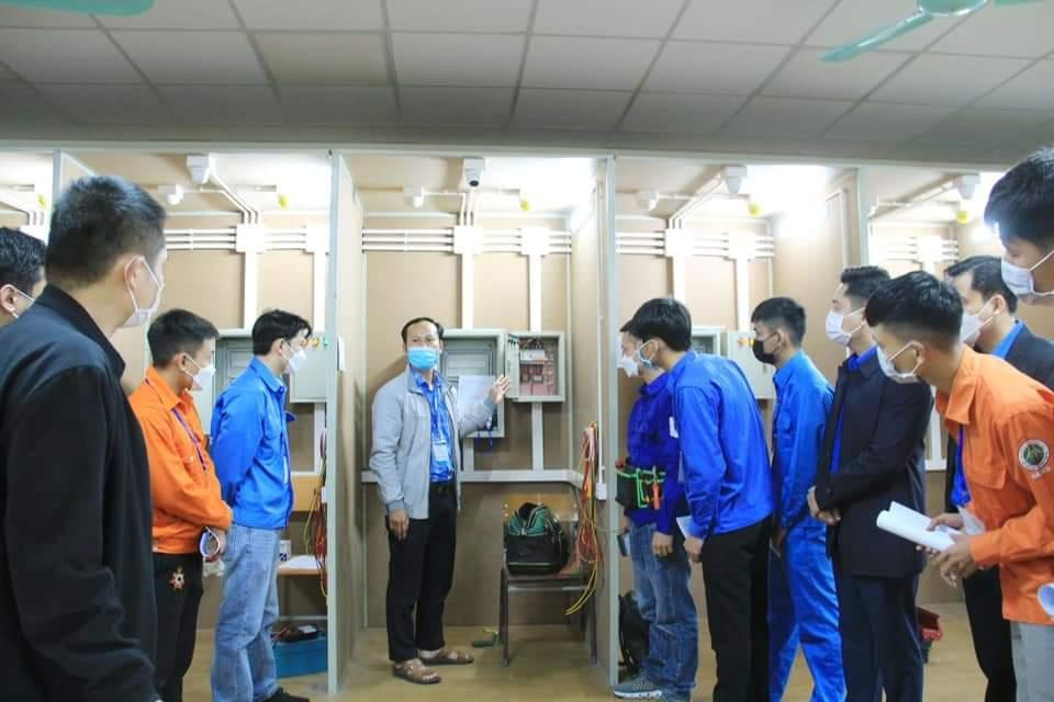 Năm nay, Hội thi Người thợ trẻ giỏi tỉnh Nghệ An có 40 thí sinh đến từ các huyện, thành, thị; các trường đại học, cao đẳng nghề; các trung tâm đào tạo nghề trên địa bàn toàn tỉnh. Trong đó có 22 thí sinh tham gia thi nghề hàn và 18 thí sinh tham gia thi nghề điện.