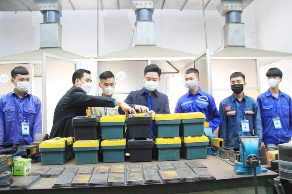 Việc phát triển các nhà máy, khu công nghiệp, khu chế xuất đã khiến cho thanh niên công nhân nước ta tăng nhanh về số lượng.