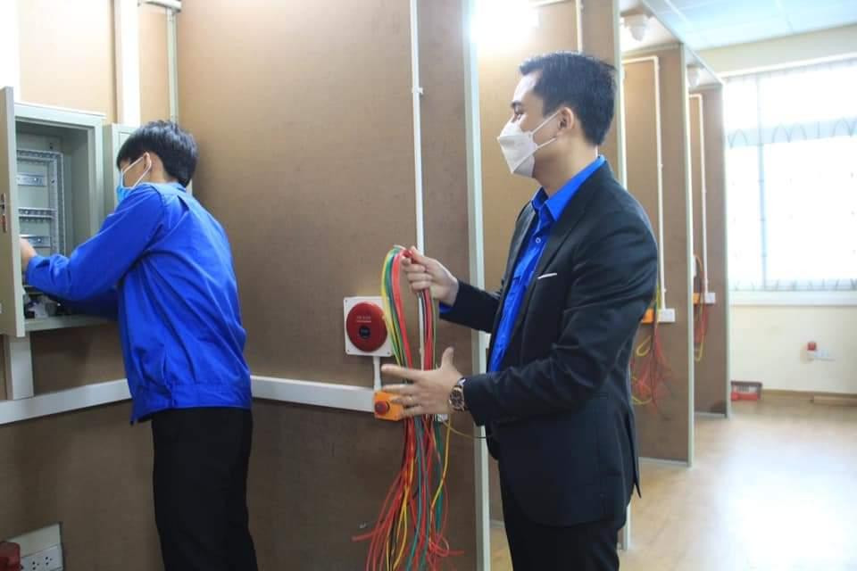 "Đây chính là lực lượng lao động làm ra của cải vật chất với trình độ kỹ thuật và công nghệ ngày càng hiện đại, có vai trò quan trọng trong quá trình đẩy mạnh công nghiệp hóa, hiện đại hóa, hội nhập quốc tế. Do vậy, lực lượng lao động trẻ cần xây dựng ý thức tự chủ an toàn, làm chủ thiết bị, công nghệ hiện đại, đáp ứng yêu cầu sản xuất, kinh doanh trong thời đại công nghiệp 4.0", anh Lê Văn Lương nhấn mạnh.