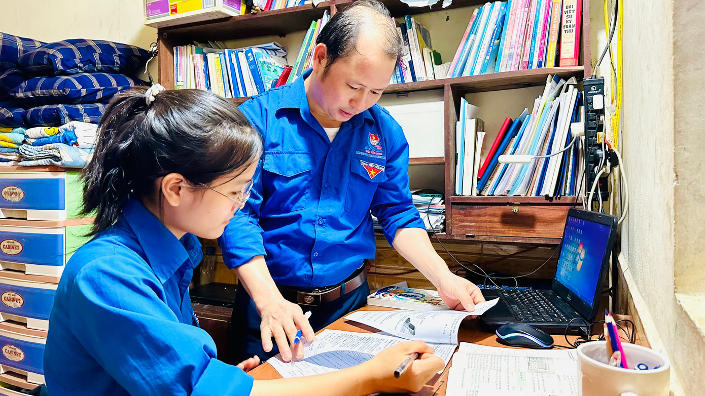 Các cơ sở đoàn xã, thị trấn thành lập các đội hình giảng viên, giáo viên trẻ, sinh viên có thành tích học tập tốt tại các địa phương để hỗ trợ ôn tập kiến thức, giải đáp các thắc mắc, bài tập khó cho học sinh lớp 12 trên địa bàn. Các cơ sở đoàn xã, thị trấn thành lập các đội hình giảng viên, giáo viên trẻ, sinh viên có thành tích học tập tốt tại các địa phương để hỗ trợ ôn tập kiến thức, giải đáp các thắc mắc, bài tập khó cho học sinh lớp 12 trên địa bàn.