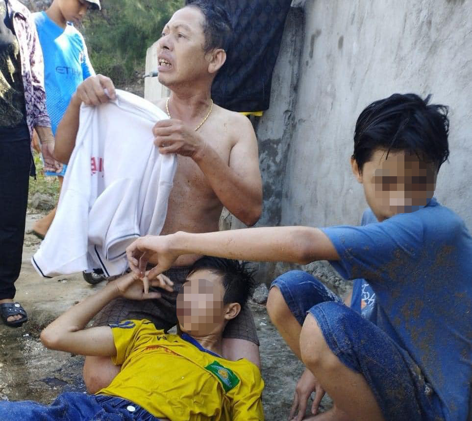 Anh Bùi Văn Hạ cùng 2 cháu bé được cứu sống lên bờ an toàn.