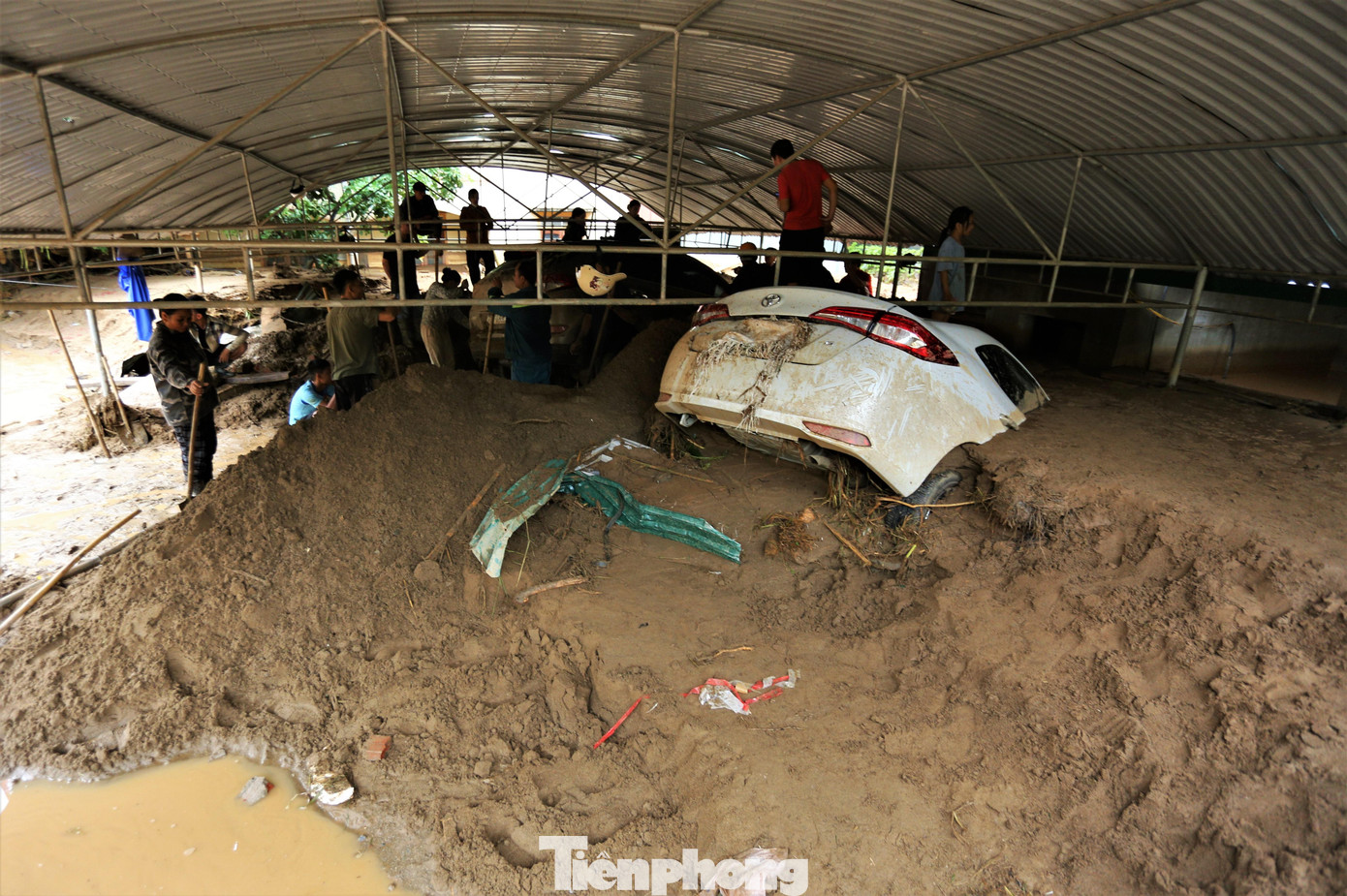 Theo thống kê, lũ quét cuốn trôi 2 ô tô người dân, 10 xe khác bị ngập trong bùn.