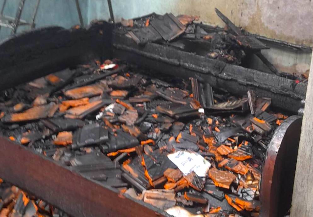 Căn nhà của anh Q. bị cháy, mái ngói bị sập xuống. (Ảnh: Đinh Thùy).