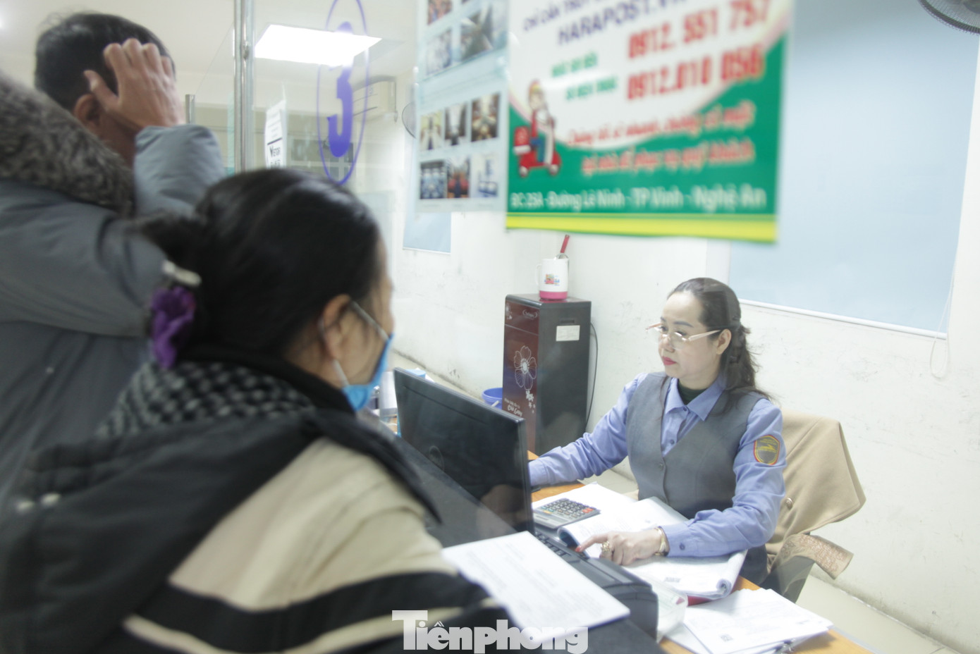 Một nhân viên bán vé tại Ga Vinh cho hay, toàn bộ các ghế chính, giường chính của các chuyến tàu sau tết đều đã được bán hết từ lâu. Hiện chỉ còn bán một ít vé ghế phụ. Người nào may mắn thì có thể mua được vé chính do người dân đổi hoặc trả.