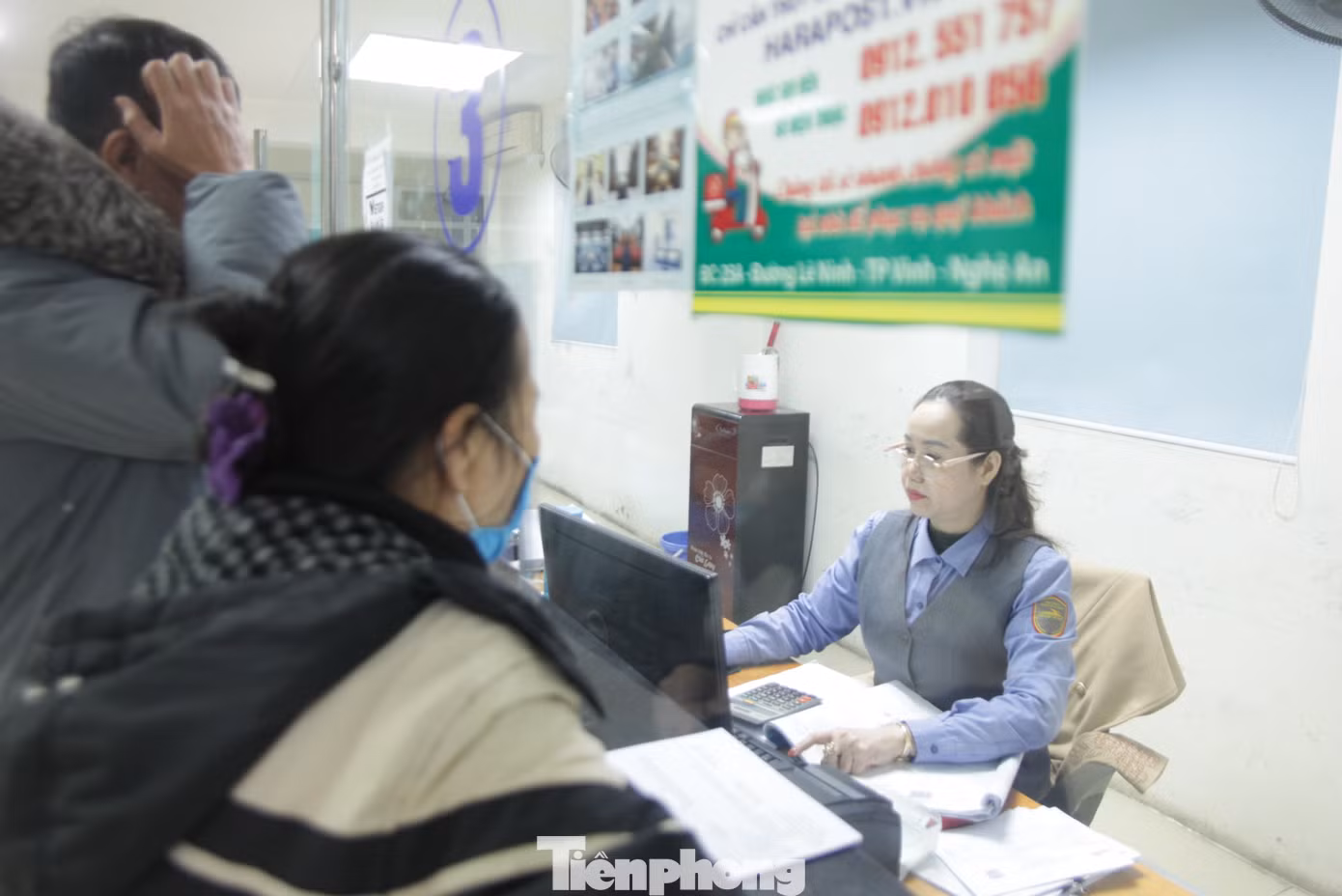 Một nhân viên bán vé tại Ga Vinh cho hay, toàn bộ các ghế chính, giường chính của các chuyến tàu sau tết đều đã được bán hết từ lâu. Hiện chỉ còn bán một ít vé ghế phụ. Người nào may mắn thì có thể mua được vé chính do người dân đổi hoặc trả.
