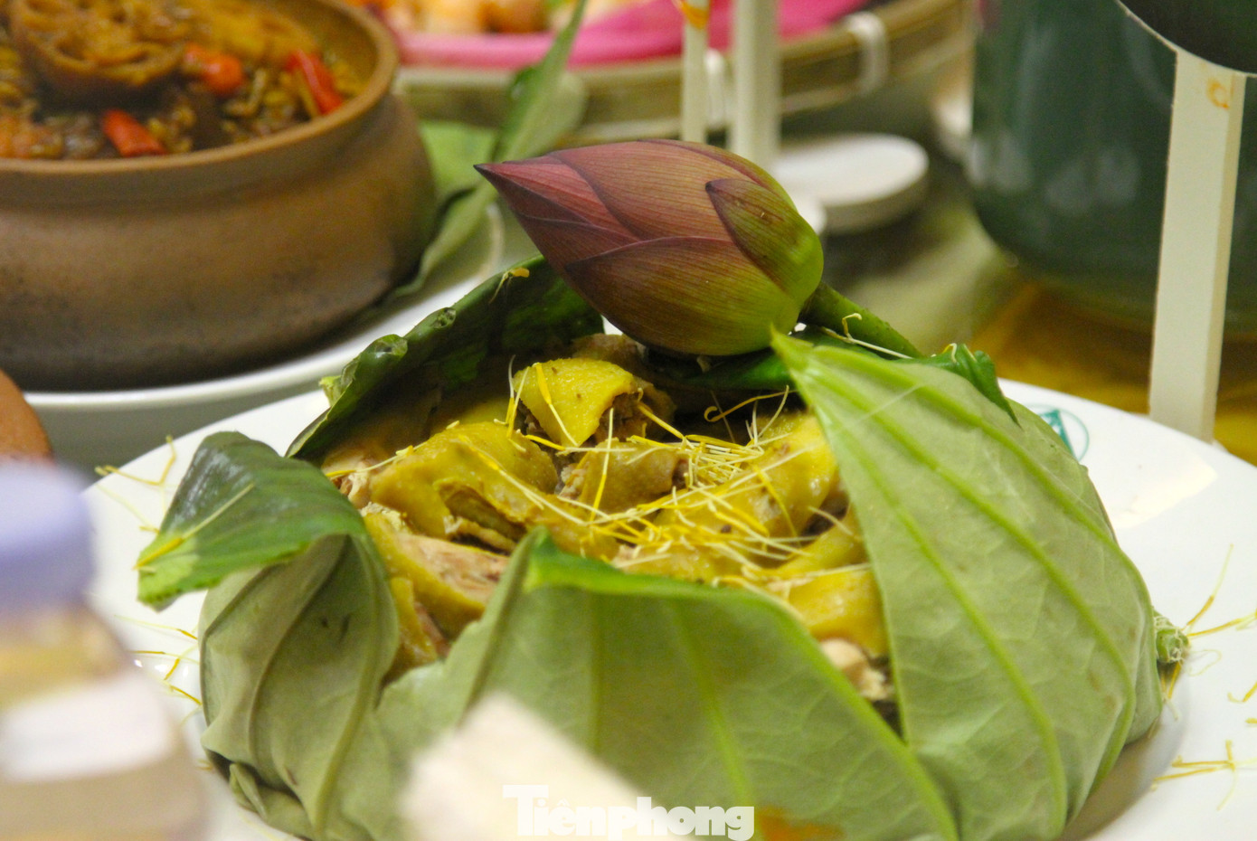 Món ăn được gói trong lá sen, bên ngoài là một bông hoa sen trông rất bắt mắt.