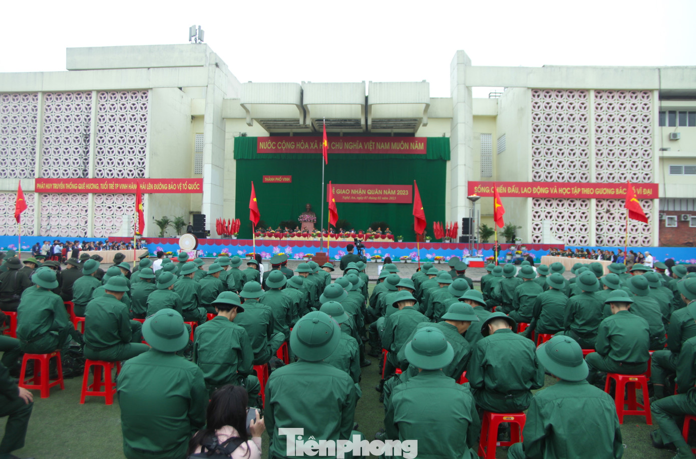 Năm 2023, tỉnh Nghệ An được Chính phủ, Bộ Quốc phòng giao gọi 3.102 công dân nhập ngũ vào Quân đội để bàn giao cho 16 đơn vị nhận quân (có 7 đơn vị của Bộ và 9 đơn vị của Quân khu 4). Theo đó, tỉnh Nghệ An đã phát lệnh gọi nhập ngũ vào Quân đội 3.257 công dân (chính thức 3.102 công dân, dự phòng 155 công dân). Năm 2023, tỉnh Nghệ An được Chính phủ, Bộ Quốc phòng giao gọi 3.102 công dân nhập ngũ vào Quân đội để bàn giao cho 16 đơn vị nhận quân (có 7 đơn vị của Bộ và 9 đơn vị của Quân khu 4). Theo đó, tỉnh Nghệ An đã phát lệnh gọi nhập ngũ vào Quân đội 3.257 công dân (chính thức 3.102 công dân, dự phòng 155 công dân).