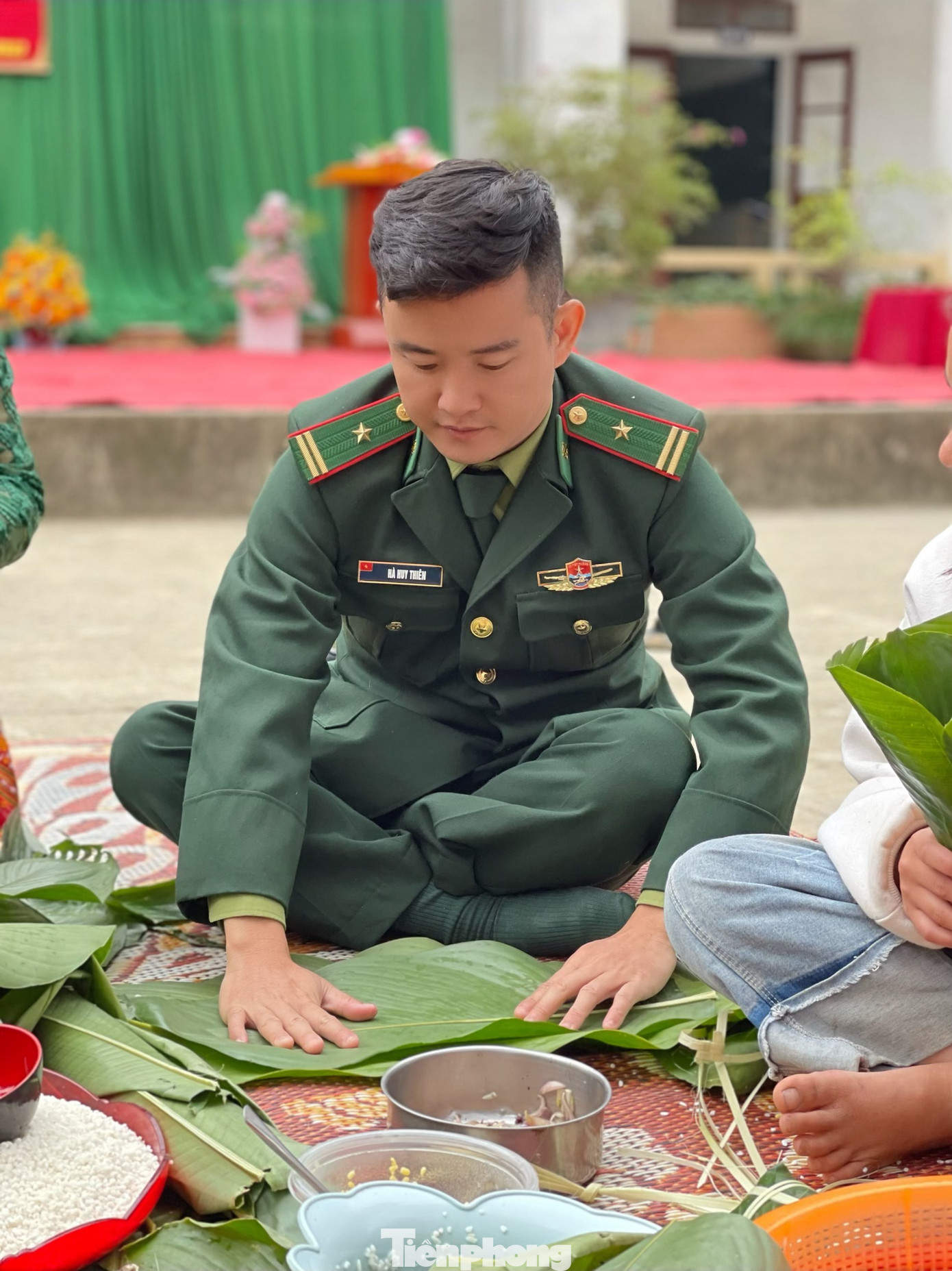 Trước khi gói bánh chưng, các nguyên liệu đều đã được chuẩn bị sẵn. Trong đó, lá dong được lựa chọn cẩn thận và lau ráo nước.