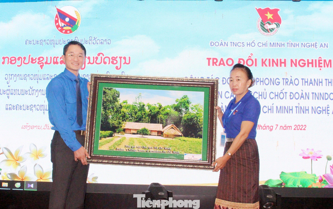 Đại diện Đoàn Thanh niên 2 nước Việt Nam - Lào trao cho nhau những món quà lưu niệm đầy ý nghĩa tại buổi làm việc.