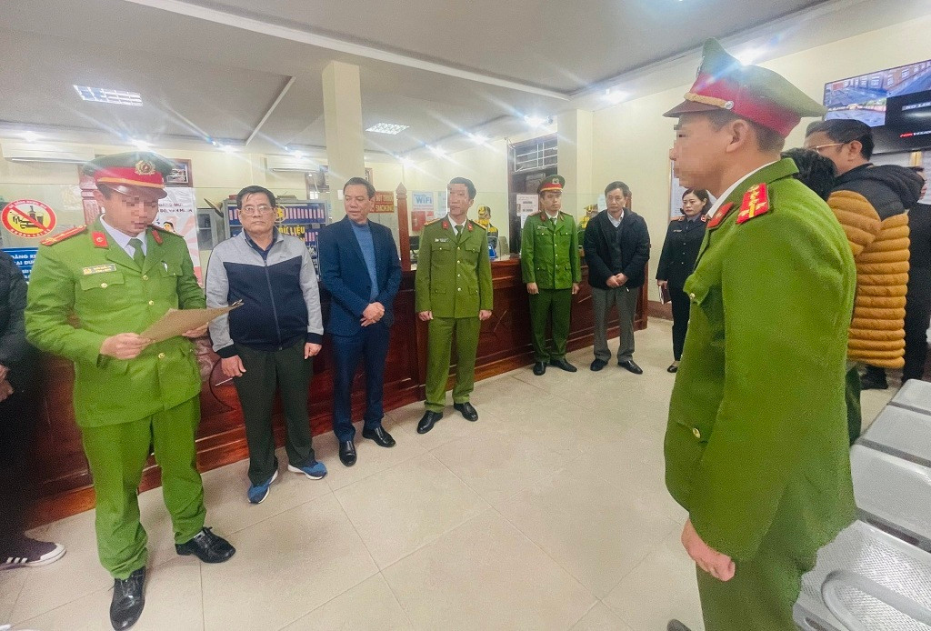 Công an tỉnh Nghệ An tống đạt các quyết định tố tụng với nhóm cán bộ Trung tâm Đăng kiểm xe cơ giới Nghệ An và 3 đối tượng 'cò'. Công an tỉnh Nghệ An tống đạt các quyết định tố tụng với nhóm cán bộ Trung tâm Đăng kiểm xe cơ giới Nghệ An và 3 đối tượng 'cò'.