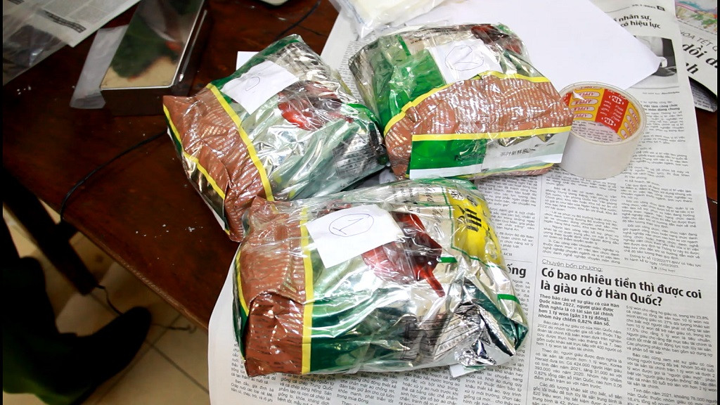 Tang vật công an thu giữ được gồm 4kg ma túy đá.