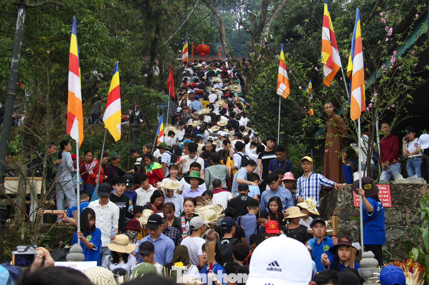 Đường lên thượng điện vào ngày khai hội cũng chật kín du khách.