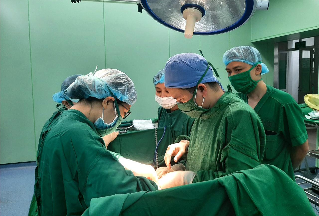 Các bác sĩ tiến hành phẫu thuật lấy khối u khủng ra khỏi bụng bệnh nhân Các bác sĩ tiến hành phẫu thuật lấy khối u khủng ra khỏi bụng bệnh nhân