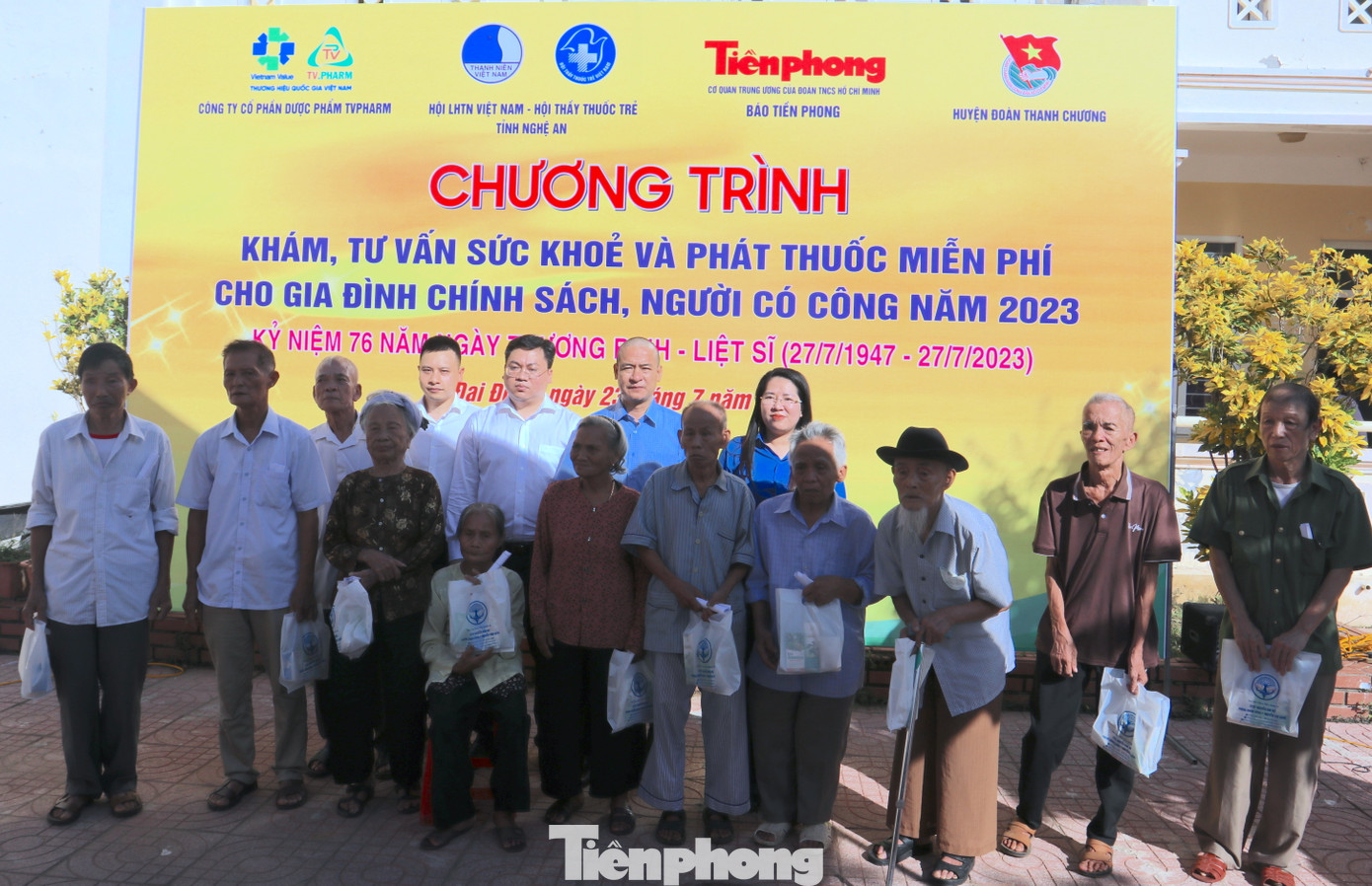 Tại chương trình, Ban tổ chức đã trao 30 suất quà tặng các đối tượng là người có công, gia đình chính sách trên địa bàn xã Đại Đồng.