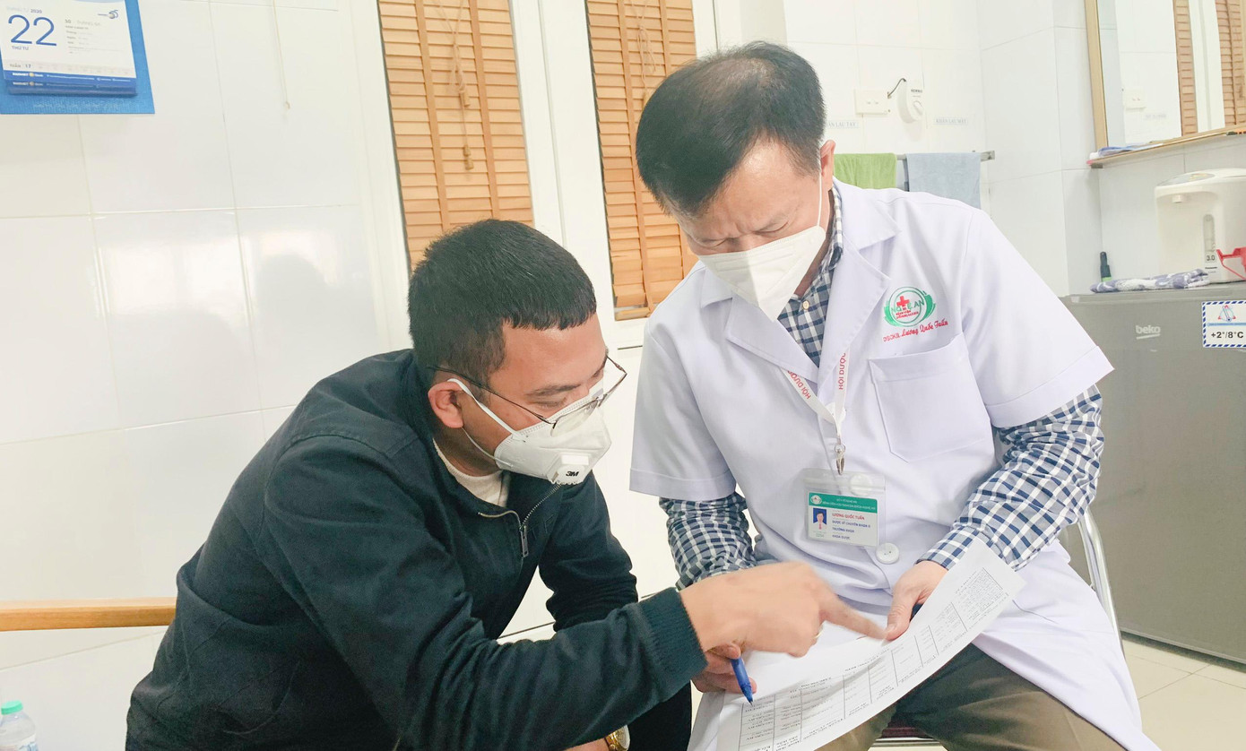 Dược sĩ Lương Quốc Tuấn (áo trắng) thông tin về 2 gói thầu của Bệnh viện Hữu nghị Đa khoa Nghệ An.