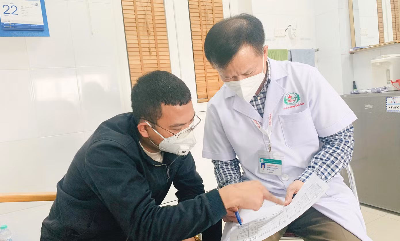 Dược sĩ Lương Quốc Tuấn (áo trắng) thông tin về 2 gói thầu của Bệnh viện Hữu nghị Đa khoa Nghệ An.
