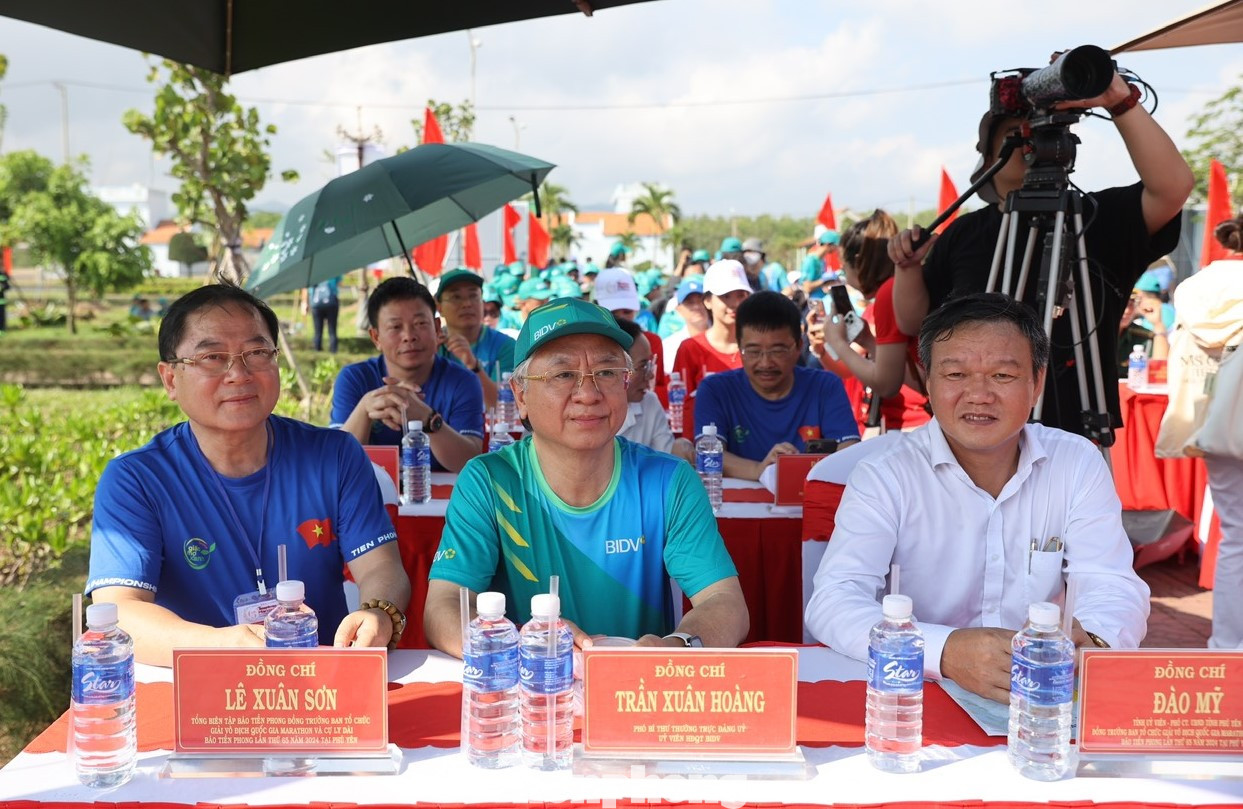 Đại biểu tham dự buổi lễ trồng cây. Đại biểu tham dự buổi lễ trồng cây.