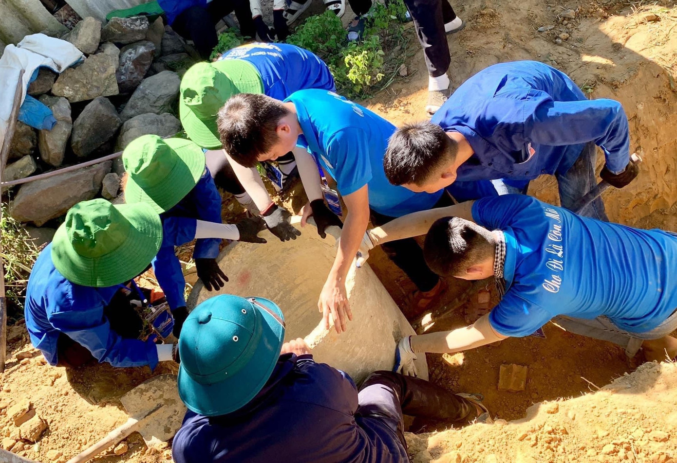 Các đội tình nguyện xung kích hỗ trợ xây dựng cho người dân, tham gia các hoạt động vệ sinh môi trường.