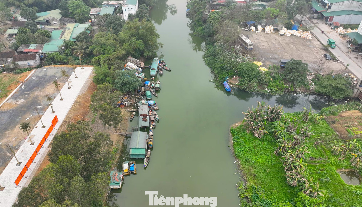 Ven bờ sông Vinh (Nghệ An) có làng vạn chài với 7 hộ dân - khoảng gần 50 nhân khẩu sinh sống. Khu vực họ ở là mép bờ sông Vinh thuộc khối Yên Giang, phường Vinh Tân, TP. Vinh (Nghệ An).