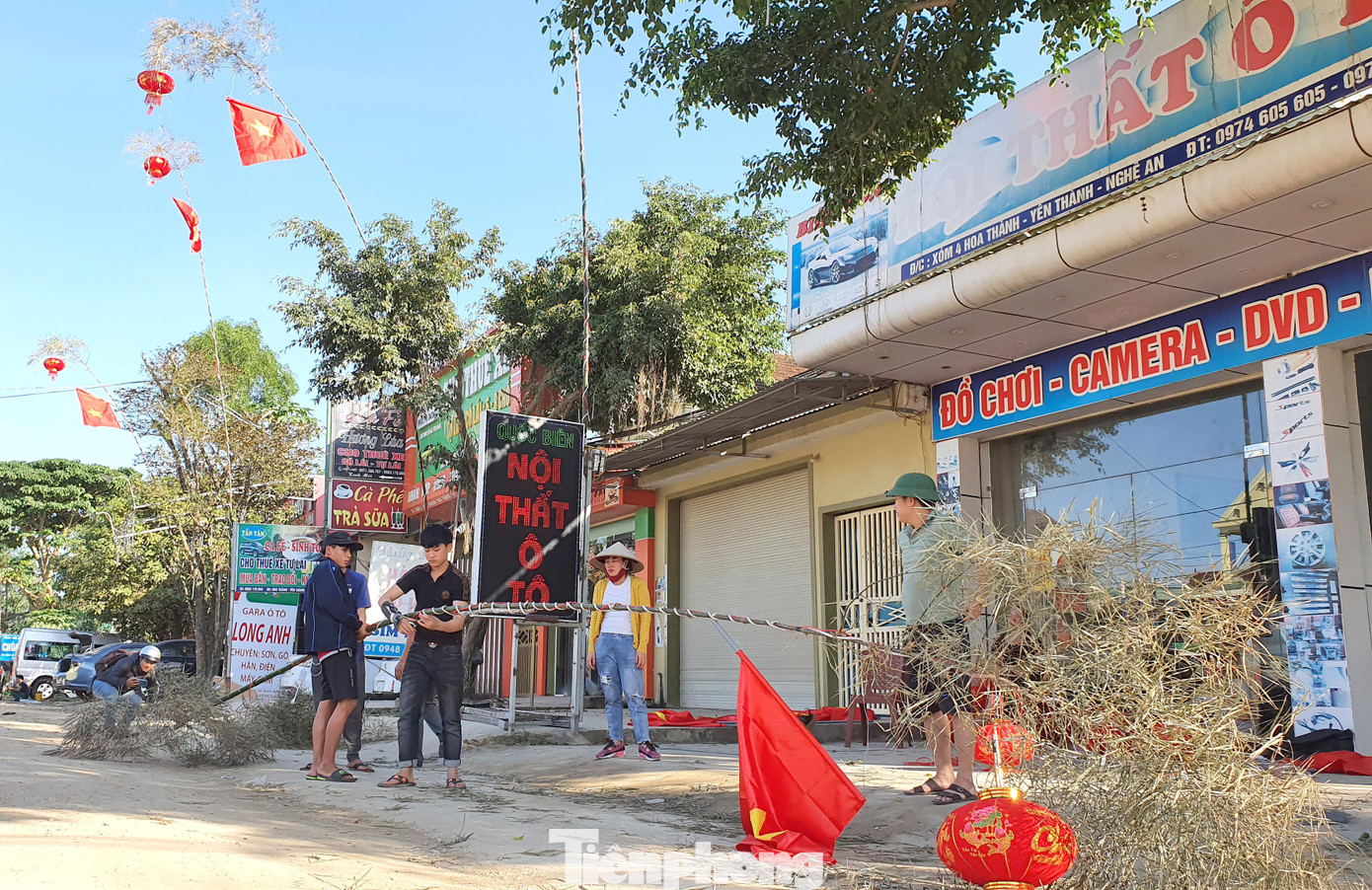 Ngoài bán tre, nhiều thương lái còn kiêm luôn dịch vụ dựng cây nêu tại nhà. Những cây nêu hoàn chỉnh được trang trí đèn led, đèn nháy, đèn lồng… có giá từ vài trăm đến cả triệu đồng tùy loại.