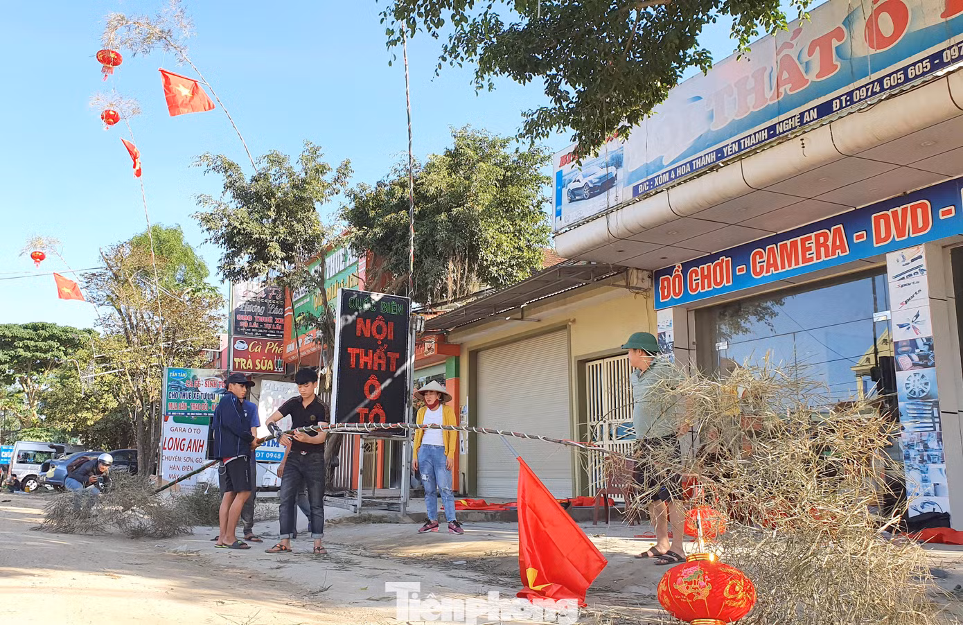 Ngoài bán tre, nhiều thương lái còn kiêm luôn dịch vụ dựng cây nêu tại nhà. Những cây nêu hoàn chỉnh được trang trí đèn led, đèn nháy, đèn lồng… có giá từ vài trăm đến cả triệu đồng tùy loại.