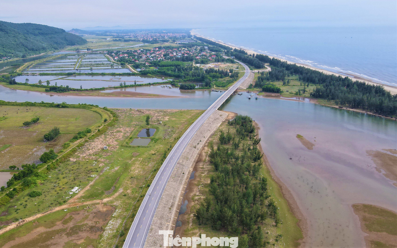 Tuyến đường ven biển Xuân Hội – Thạch Khê – Vũng Áng (đường ven biển Hà Tĩnh) dài 120 km, bắt đầu từ cầu Cửa Hội (Nghi Xuân) tới điểm giao với quốc lộ 12C ở cảng Vũng Áng (TX Kỳ Anh), đi qua 6 địa phương của Hà Tĩnh là: Nghi Xuân, Lộc Hà, Thạch Hà, Cẩm Xuyên, Kỳ Anh và thị xã Kỳ Anh. Khi đường thông tuyến vào giữa năm 2022, phương tiện lưu thông nhiều hơn, đặc biệt đoạn qua 2 huyện Nghi Xuân và Lộc Hà với chiều dài chừng 40km.