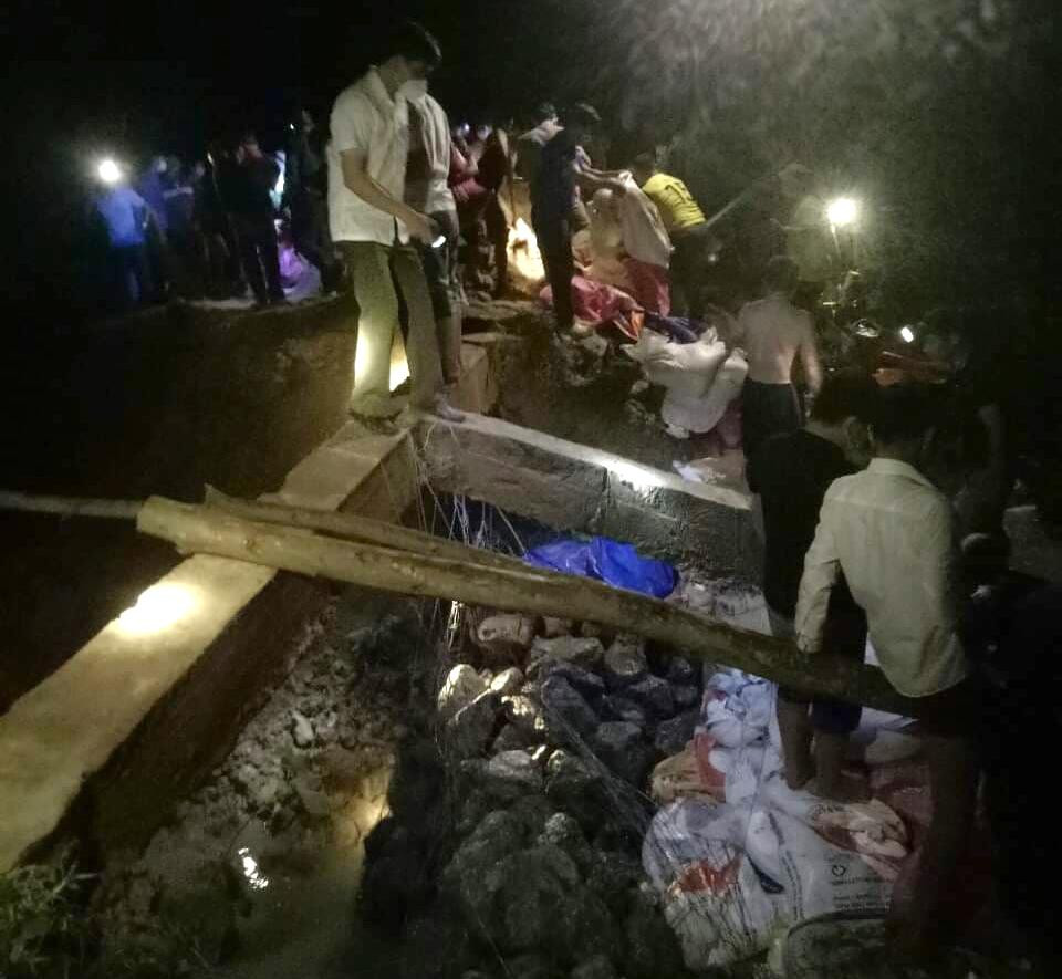 Hàng trăm người dân địa phương được huy động gia cố đập Bàn Vàng bị vỡ Hàng trăm người dân địa phương được huy động gia cố đập Bàn Vàng bị vỡ