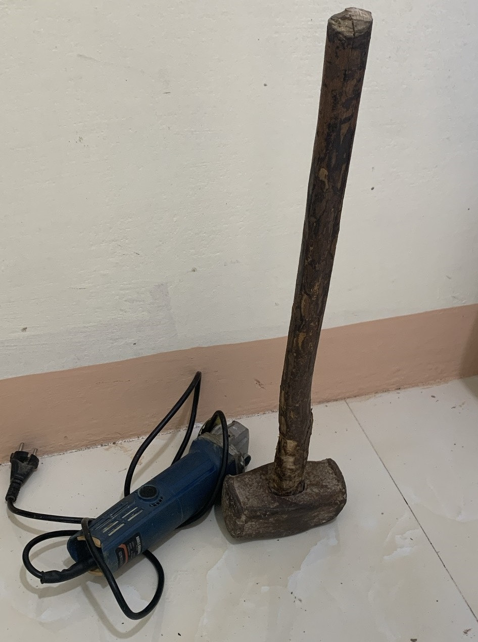 Các dụng cụ mà Hải đã sử dụng để trộm biển báo giao thông.