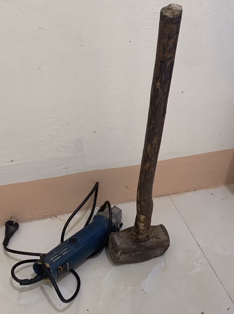 Các dụng cụ mà Hải đã sử dụng để trộm biển báo giao thông.
