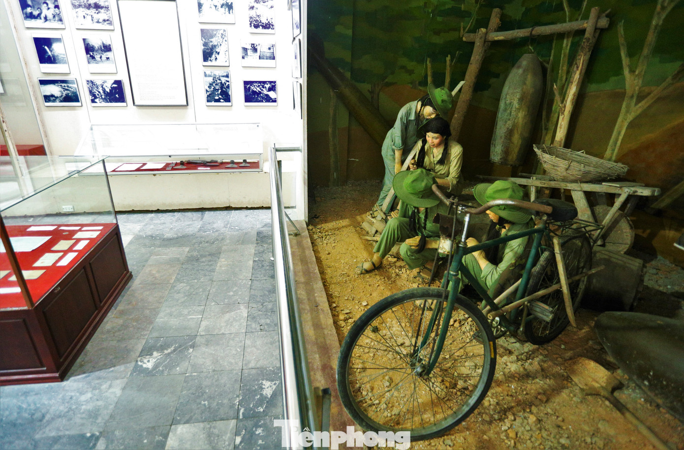 Hình ảnh tái hiện phút nghỉ ngơi, trò chuyện của những nữ thanh niên xung phong và bộ đội. Nơi đây cũng lưu giữ nhiều kỷ vật thời chiến còn sót lại rất bình dị nhưng thể hiện rõ sự khốc liệt của chiến tranh.