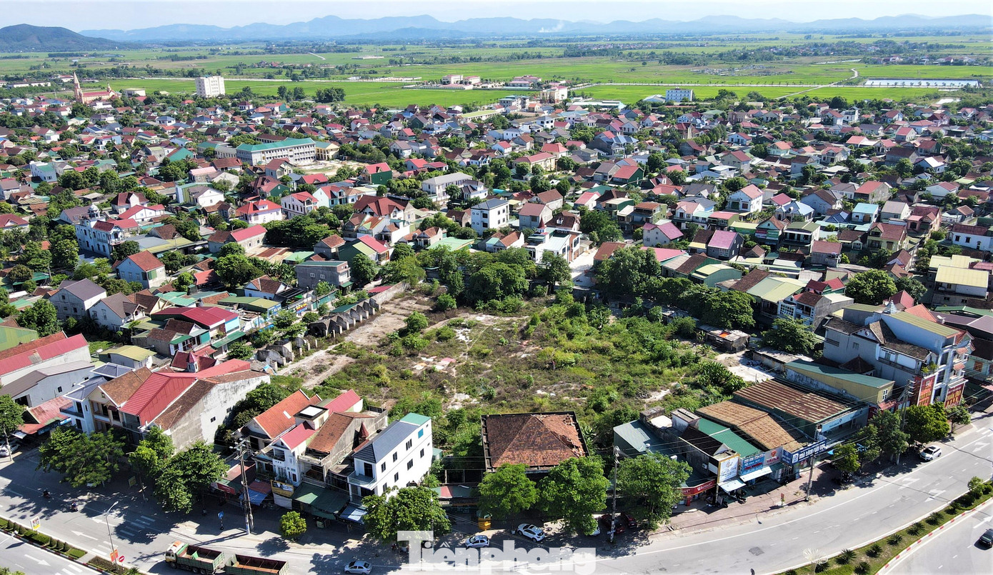 Theo thống kê, đến nay thị xã Hồng Lĩnh ít nhất 8 khu đất được UBND tỉnh thu hồi, giao cho Trung tâm Phát triển quỹ đất và Kỹ thuật địa chính, Sở Tài nguyên và Môi trường (TN&MT) quản lý khai thác từ nhiều năm nay. Tuy nhiên, do lâu ngày không được khai thác, sử dụng đúng mục đích nên các khu đất bị bỏ hoang trở nên nhếch nhác. Trong ảnh là khu đất của Chợ cũ thị xã Hồng Lĩnh, phường Nam Hồng có diện tích hơn 10.000m2. Theo thống kê, đến nay thị xã Hồng Lĩnh ít nhất 8 khu đất được UBND tỉnh thu hồi, giao cho Trung tâm Phát triển quỹ đất và Kỹ thuật địa chính, Sở Tài nguyên và Môi trường (TN&MT) quản lý khai thác từ nhiều năm nay. Tuy nhiên, do lâu ngày không được khai thác, sử dụng đúng mục đích nên các khu đất bị bỏ hoang trở nên nhếch nhác. Trong ảnh là khu đất của Chợ cũ thị xã Hồng Lĩnh, phường Nam Hồng có diện tích hơn 10.000m2.