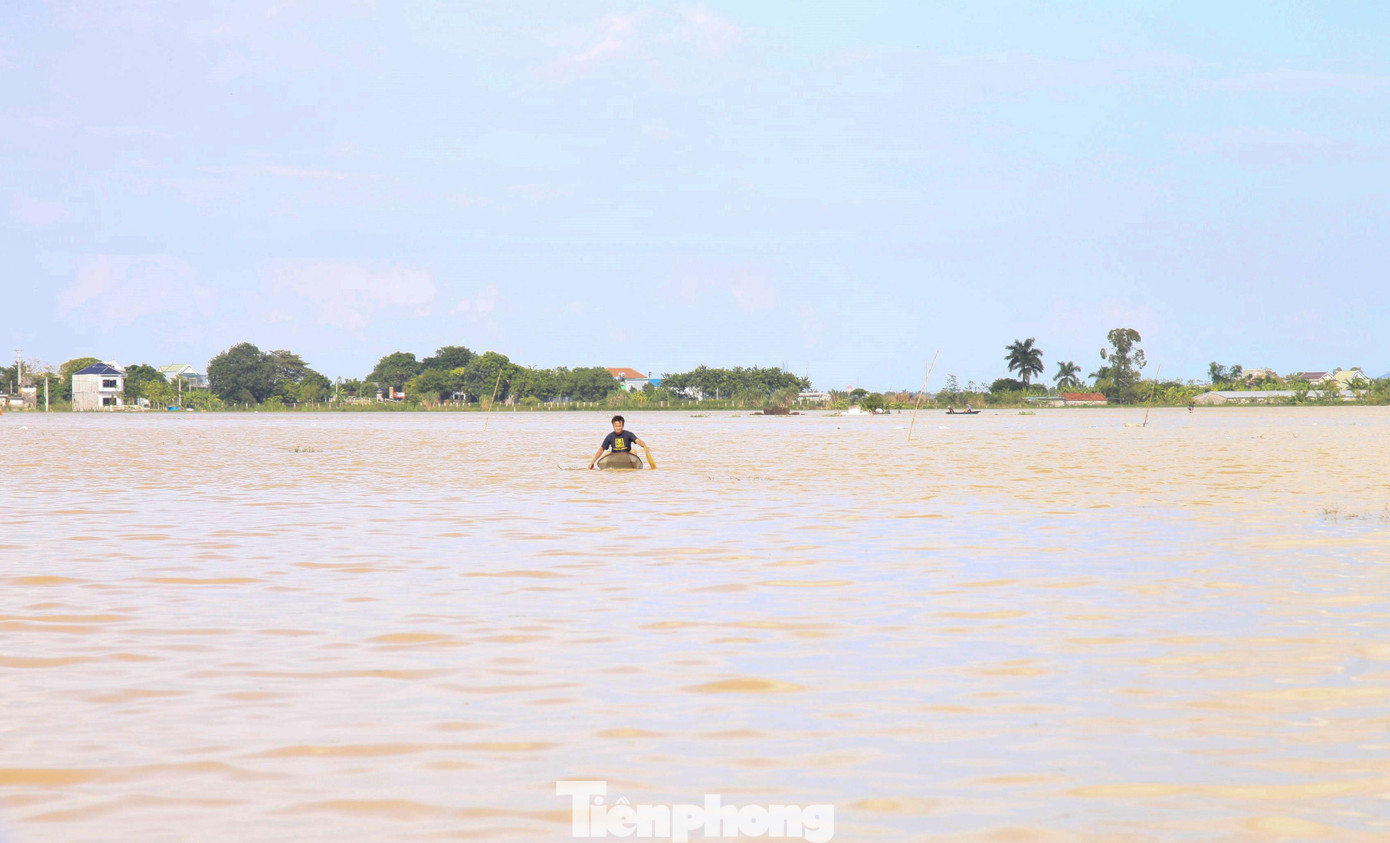 Nước dâng quá nhanh, người dân phải di chuyển bằng thuyền. Nước dâng quá nhanh, người dân phải di chuyển bằng thuyền.