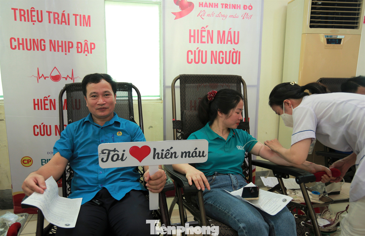 Rất đông lực lượng từ công an, biên phòng, đoàn viên thanh niên và các đơn vị đoàn thể đến hiến máu trong ngày hội.